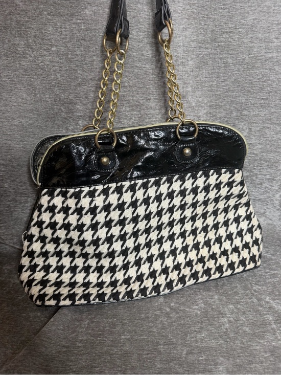 Betsey Johnson Handbags - Betsey Johnson Black & White Houndstooth Chain Strap Shoulder Bag